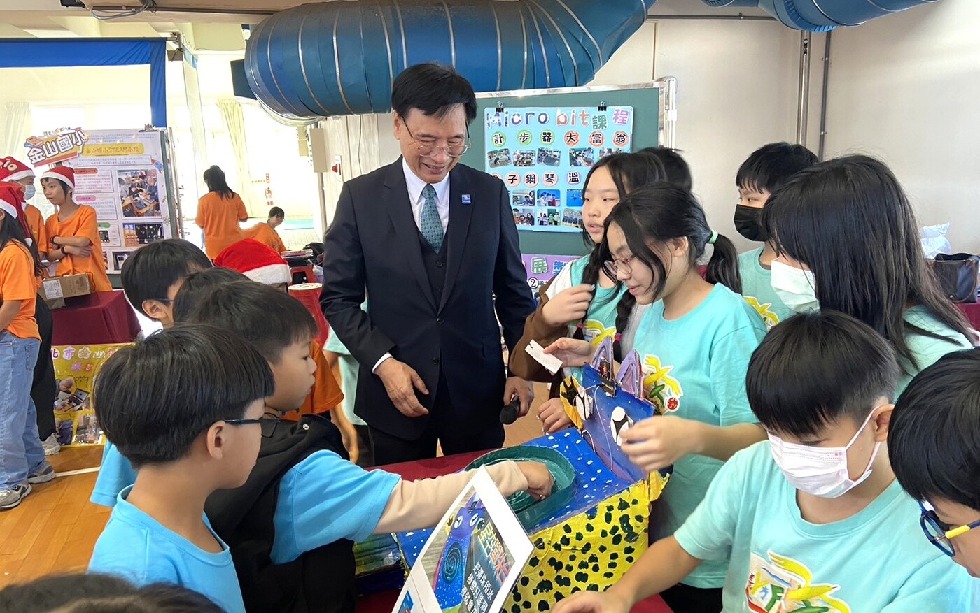 扶輪社偏鄉STEAM科技教育委員會魯世平主委參觀學生攤位