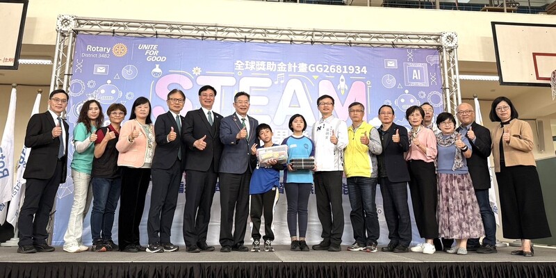 扶輪社捐贈教具給本市偏鄉學校