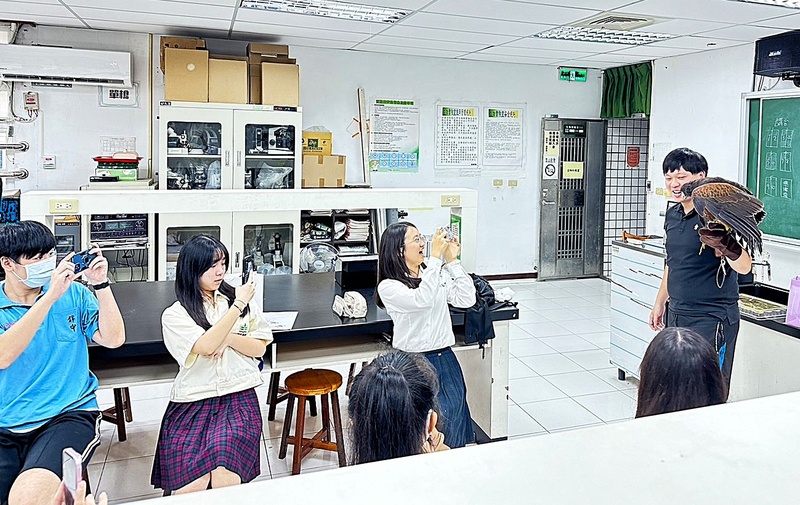 生物科大自然教育推廣中心林津譽老師訓栗翅鷹