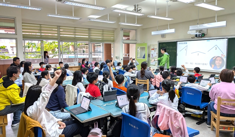 教師引導學生寒假時參加Fun寒假活動