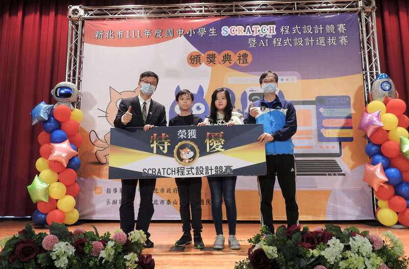 國小動畫特優中正國小王子鈞(左二)、王紫菲(右二)及指導老師歐陽倫(右一)2圖片