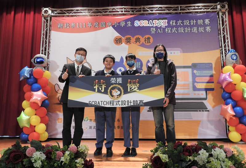 國中遊戲組特優正德國中遲尚恩(左二)、朱晨頡(右二)及指導老師游宜憫(右一)圖片