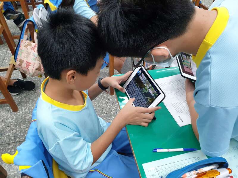 4.崇林國中學生於課堂中運用平板進行跨領域學習(資料照)