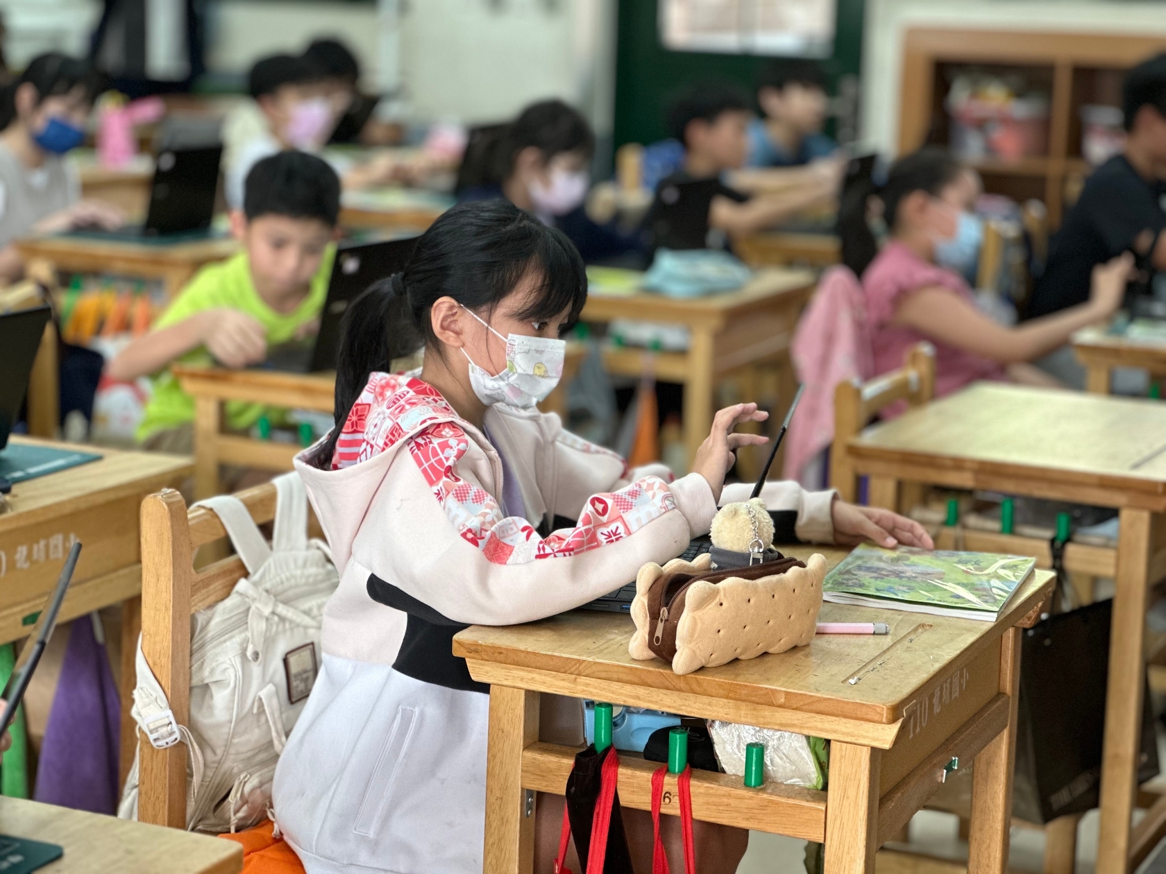 龍埔國小學生搭配平板和「親師生平臺」豐富學習資源進行自主學習