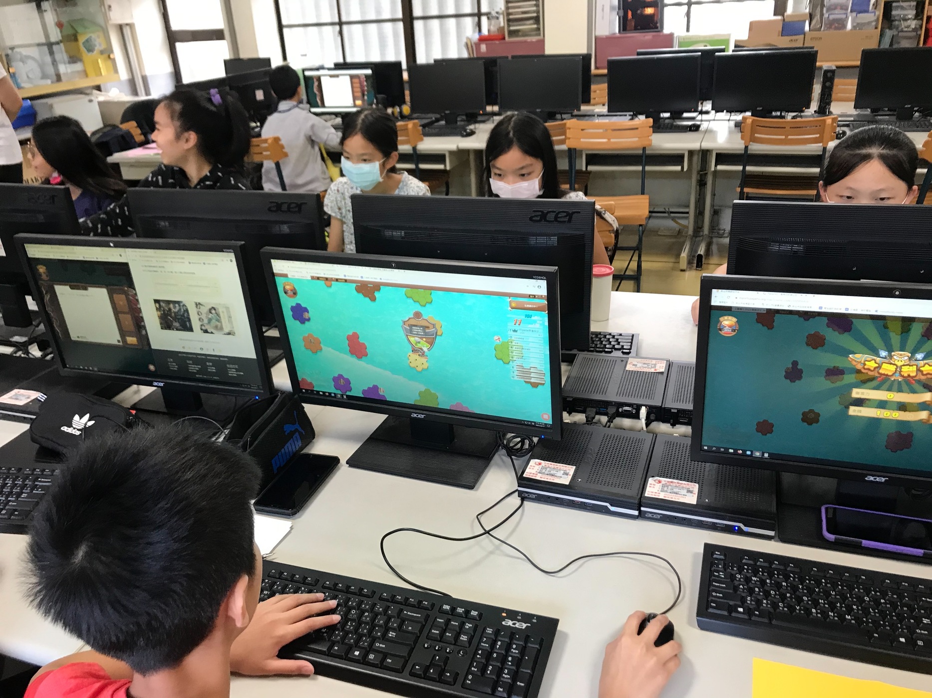 文德國小學生在課堂上使用PaGamO平臺進行閱讀測驗練習圖片