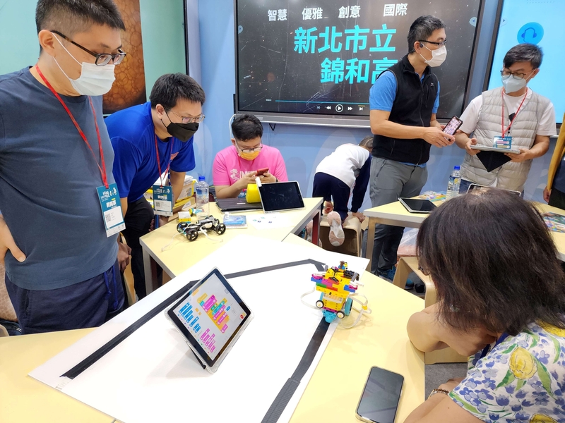 民眾體驗淡水國小科技結合樂高積木活動圖片
