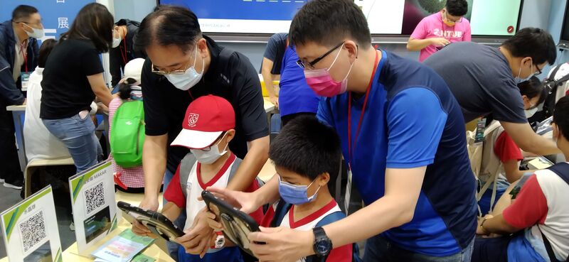 苗栗新港國小學生體驗義學國小-AR「義」起來。圖片