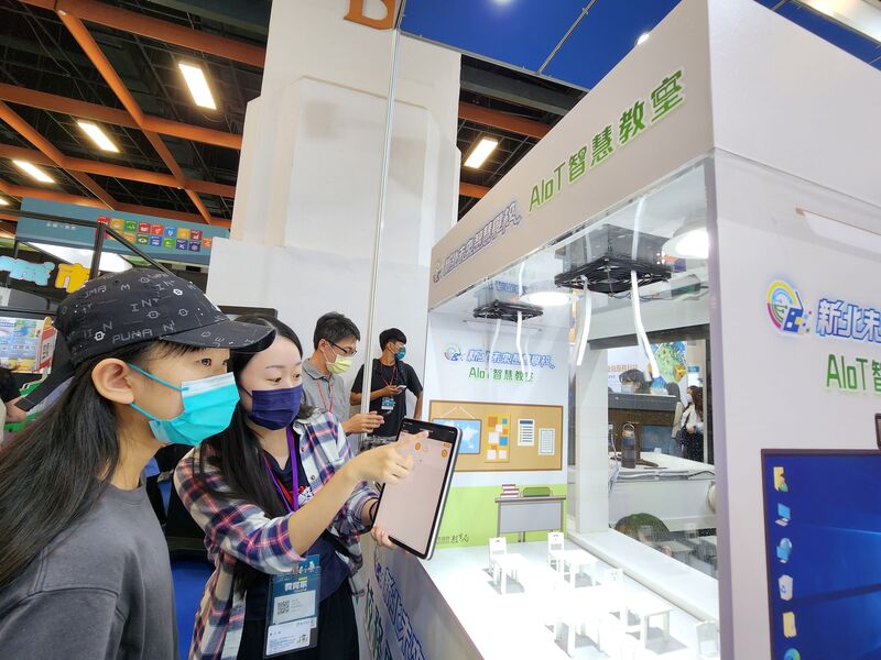 頂溪國小展示新北校園通APp及智慧教室操作圖片