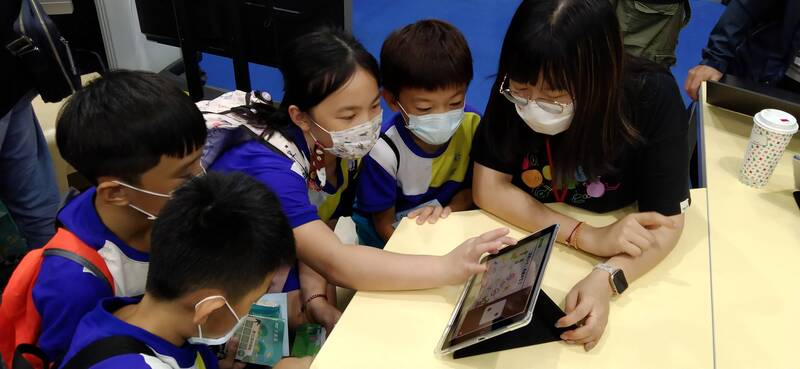 學生使用平板體驗文德國小-英數小子勇闖大富翁活動圖片