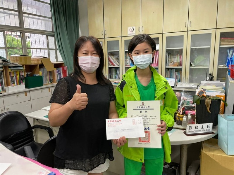 中正國中協助辦理「大小攜手共學營」,該校優秀學員由陳玉珊教務主任頒發獎狀、獎品。圖片