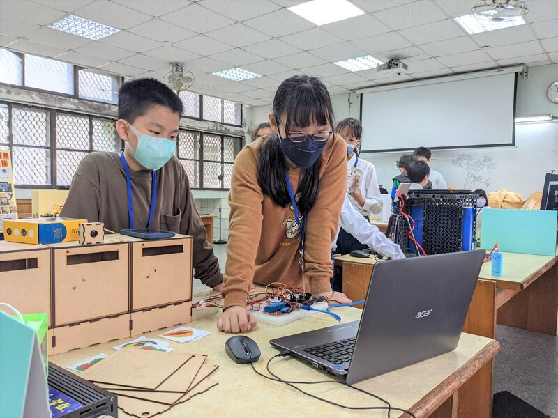 蘆洲國小學生張嘉玹(右)、杜秉勳(左)參加創意組，以影像辨識技術讓校園取餐沒煩惱。