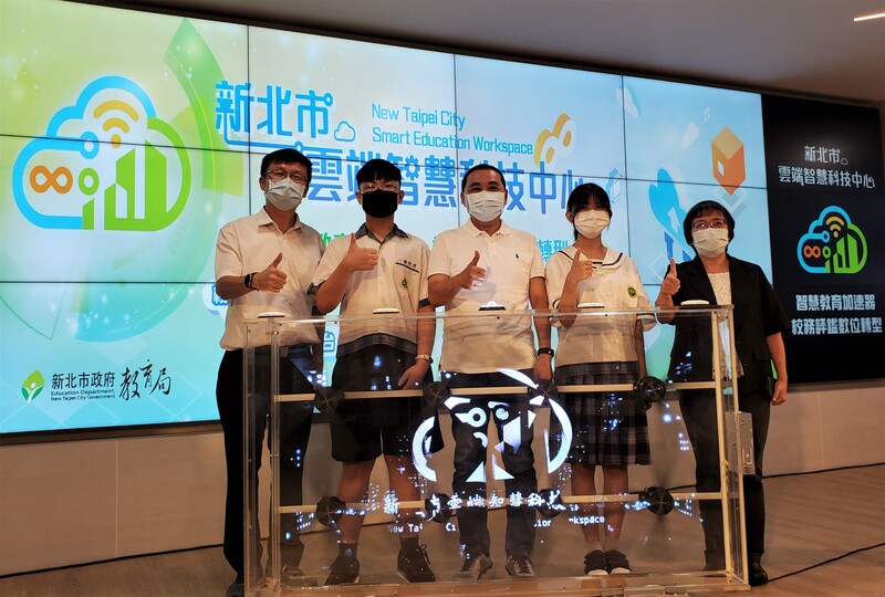 雲端智慧科技中心啟用儀式,左起張明文局長、大觀國中林維鴻同學、侯友宜市長、大觀國中黃齡萱同學、師大王麗雲教授圖片