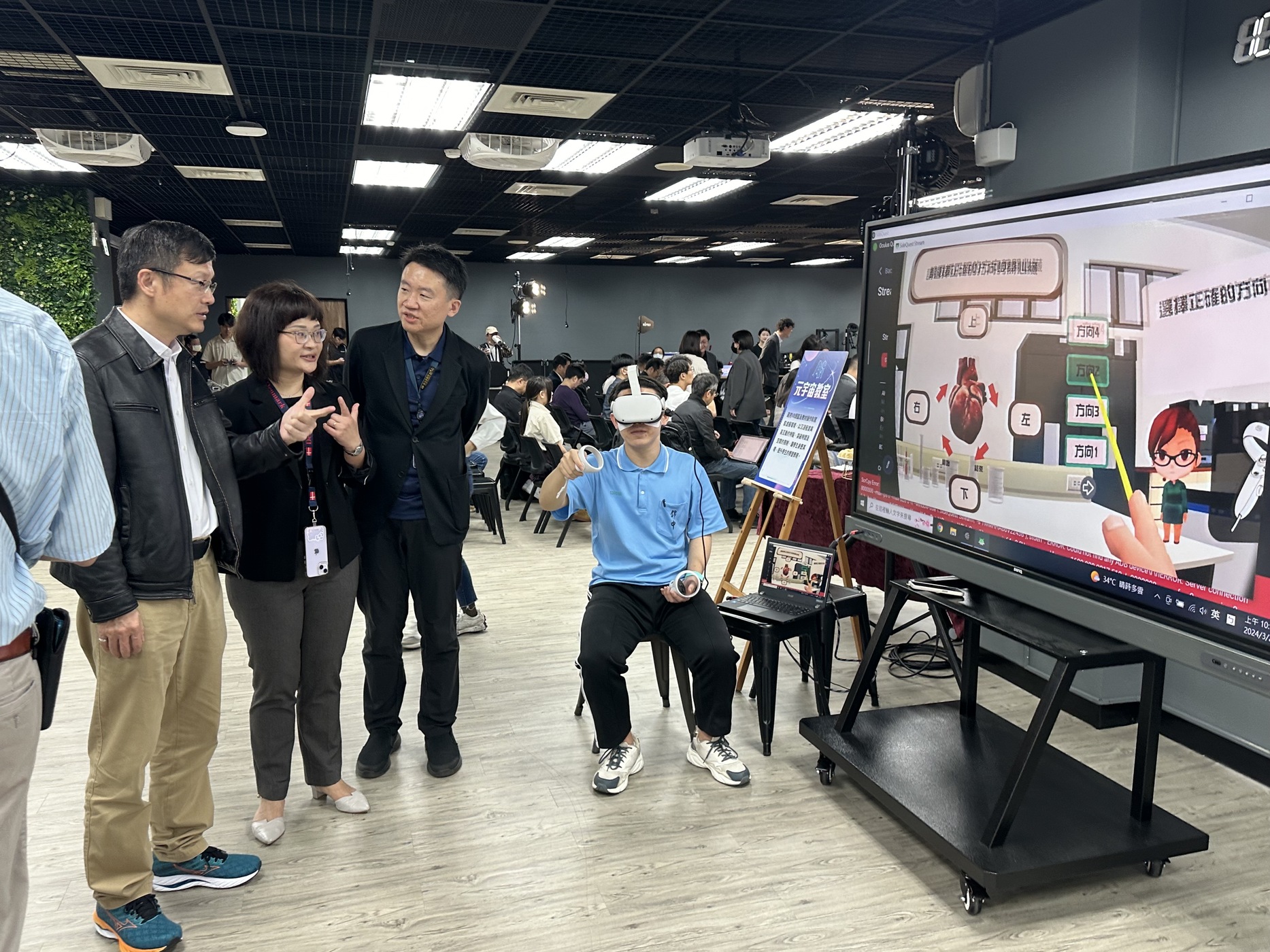 錦和高中同學運用VR頭盔示範虛擬實境學習圖片